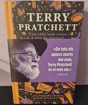 TERRY PRATCHETT UNA VIDA AMB NOTES A PEU DE PÀGINA (CATALÁN) | WILKINS, ROB